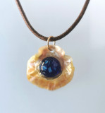 Pendentif nacre de méditerranée et perle de verre