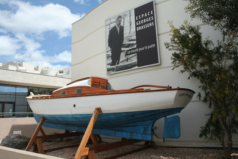 1200px-Sète_espace_Brassens_barque