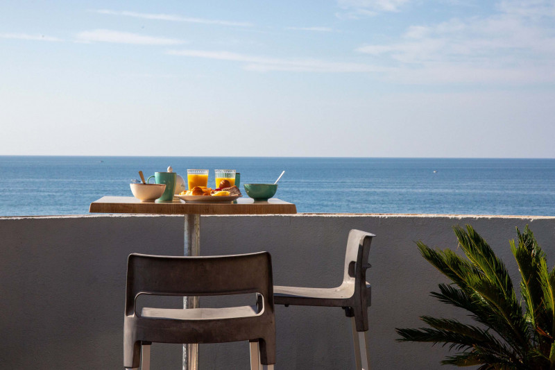 Petit-déjeuner vue mer