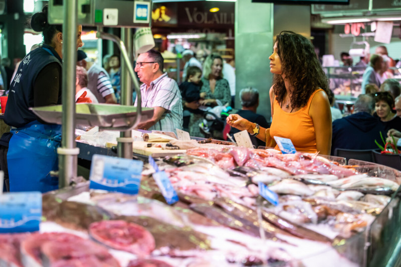 JEUNE_FEMME_AUX_HALLES-O_OCTOBRE_OT-THAU-29961-1200px