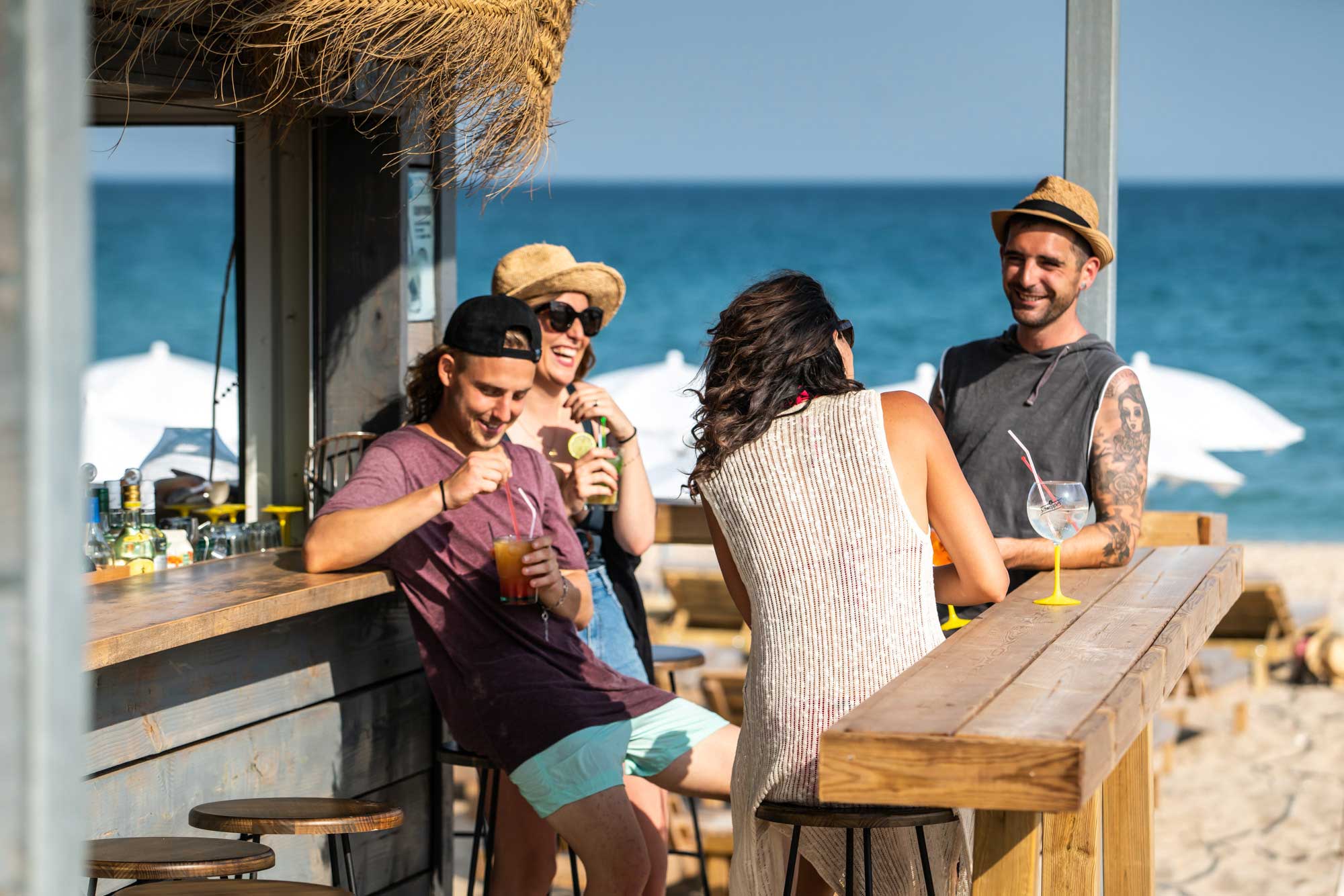 Apero dans une paillote - © Olivier Octobre