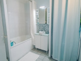 salle de bains avec wc