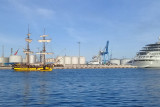 Divers bateaux se cotoient à Sète.jpg