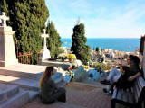 Lecture du poéme du cimetière marin devant la tombe de Paul Valéry.jpg