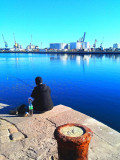 Pécheur face au port de commerce.jpg