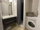 salle d'eau avec lave-linge