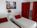 Chambre avec deux petits lits