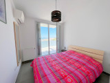 chambre avec lit pour deux personnes et vue sur la mer
