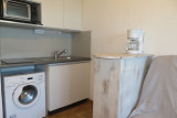 Coin kitchenette avec lave-linge
