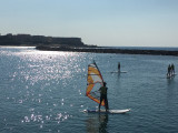 base nautique proche avec possibilité de louer des planches à voile, prendre des cours de voile pour enfant, ados, adultes.