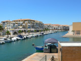 Port des Quilles et ses commodités (restaurant, brasserie, superette...) à 160 m de l'appartement