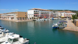 Port des Quilles et ses commodités (brasserie, restaurant, superette...) à 1,3 km du logement