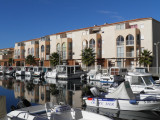 Port des Quilles et ses commodités (brasserie, commerce, boulangerie...)