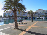 Quartier/Port des Quilles et ses commodités (brasserie, commerce, boulangerie...) à 69 m de l'appartement