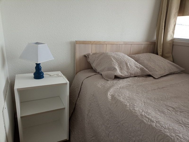 Chambre à coucher avec des rangements (pratique pour déballer les affaires de la valise...)