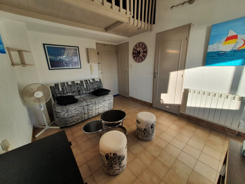 Séjour lumineux avec canapé-lit et mezzanine