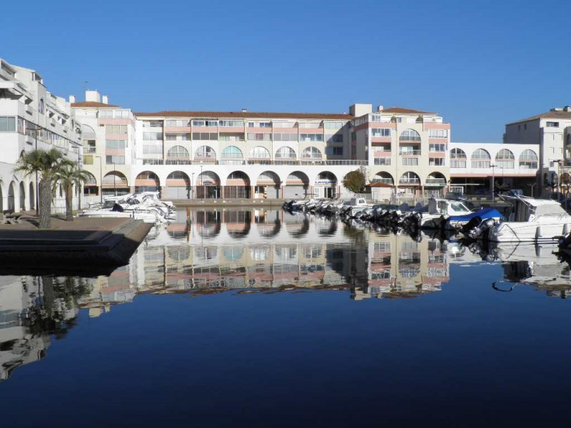 Résidence, au pied le canal des Quilles...