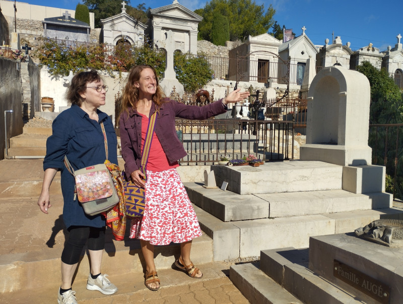 Présentation de la tombe de Paul Valéry dans le cimetière marin.jpg