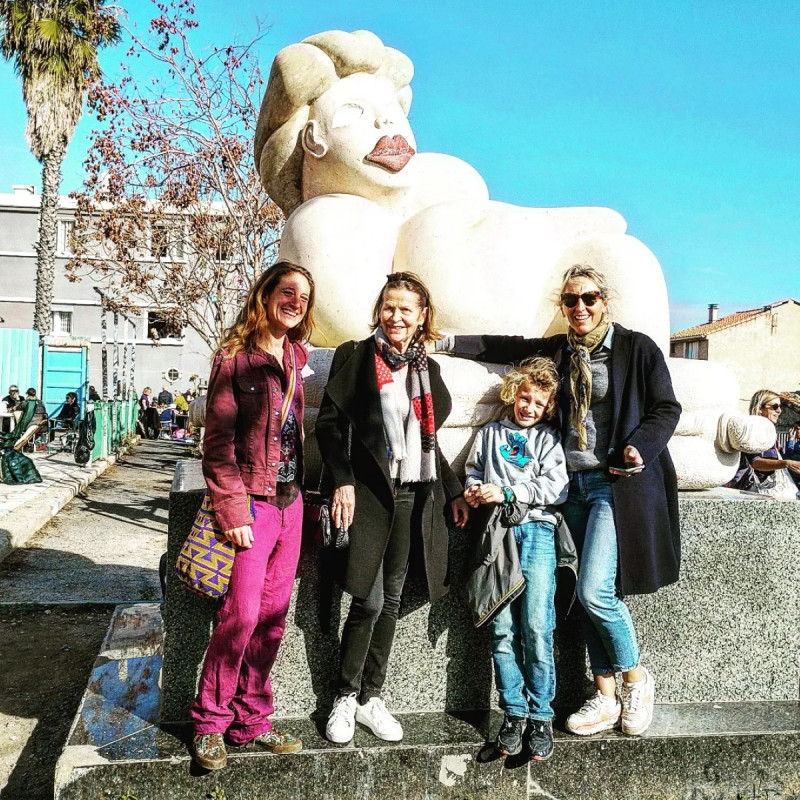 La statue de la Mamma sur la place principale du Quartier Haut.jpg