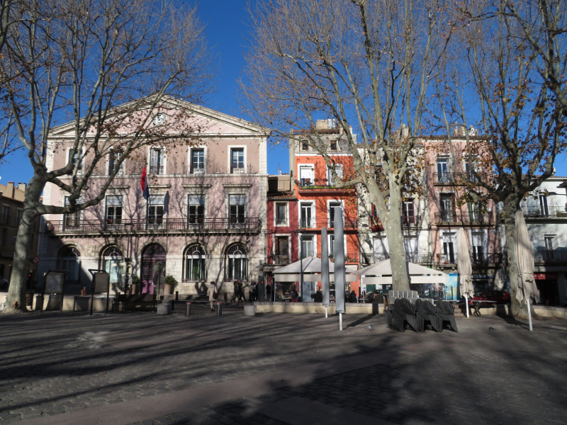 Place de la Mairie en plein coeur du centre-ville, à 900m de l'appartement
