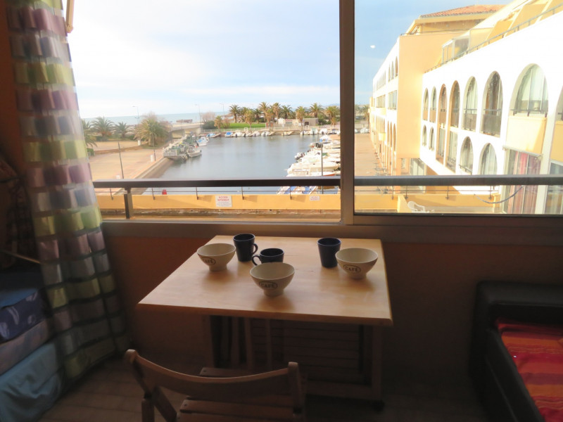 Loggia vitrée avec vue canal