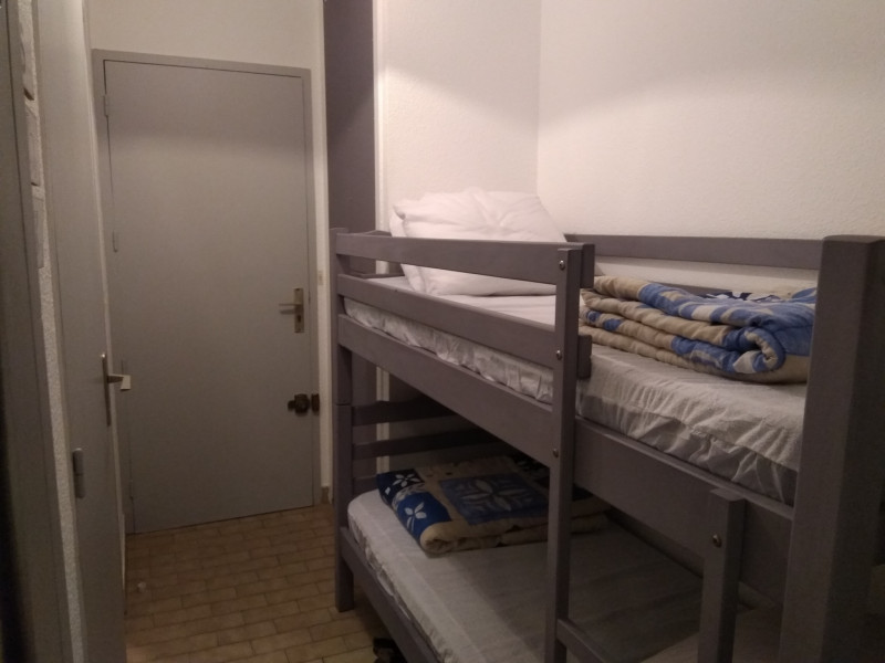 Cabine dans l'entrée avec 2 lits superposés pour une personne