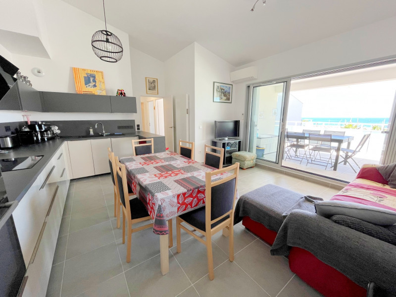 séjour et sa terrasse avec vus sur la mer