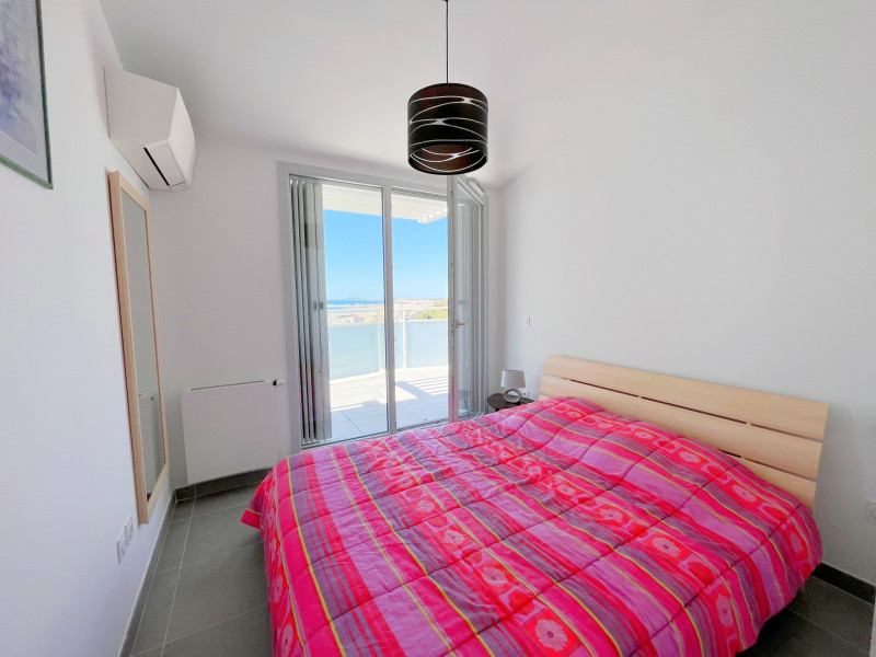chambre avec lit pour deux personnes et vue sur la mer