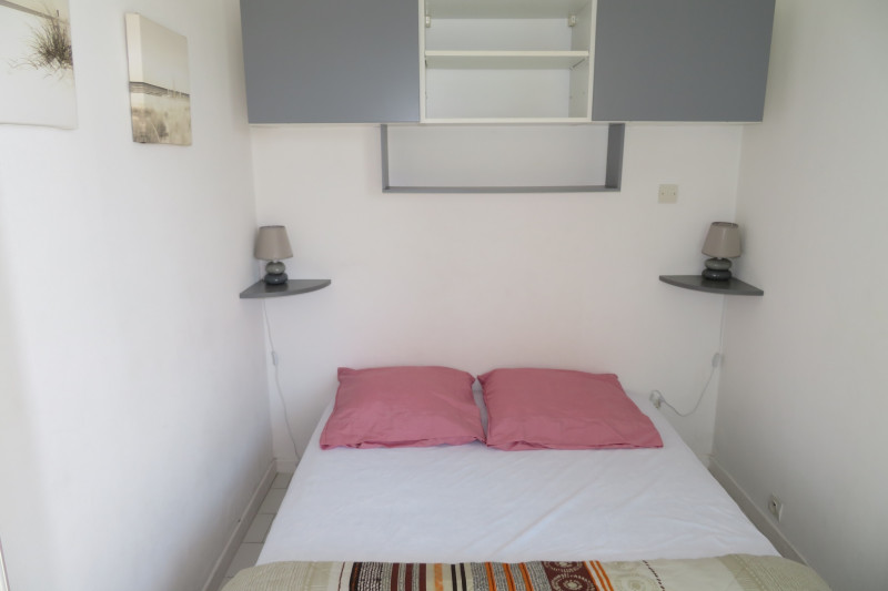 Chambre à coucher avec un accès direct à la loggia