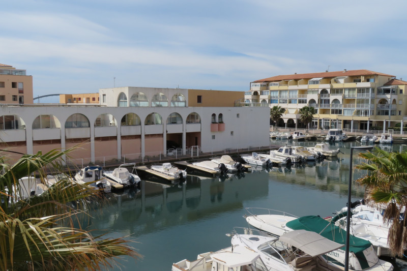Vue de l'appartement, donnant sur le canal des quilles et ses commodités (brasserie, commerce, boulangerie...)