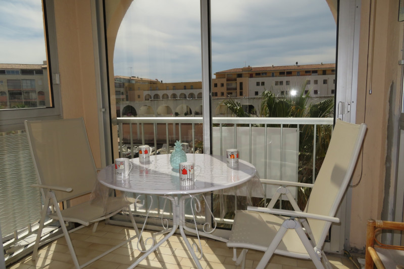 Loggia vitrée, idéale pour des petits-déjeuners ensoleillés