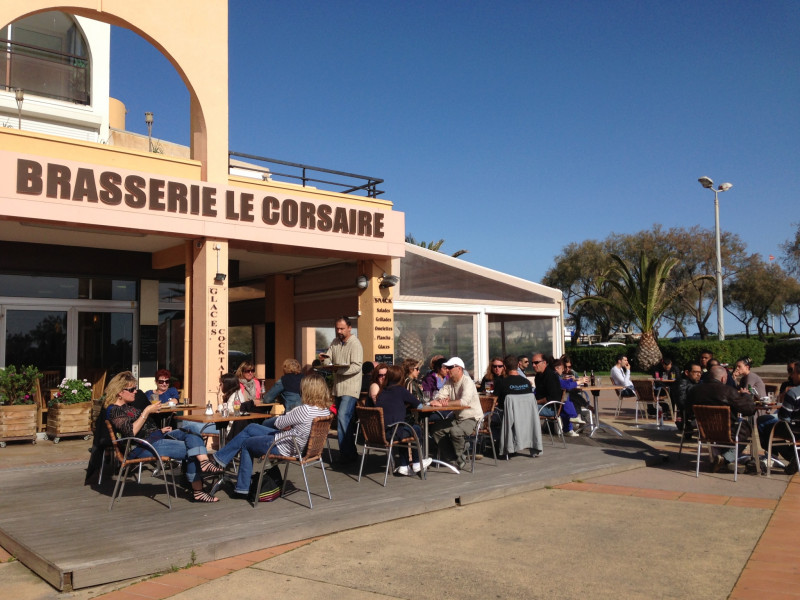 Se prélasser autour d'une boisson fraîche après la plage. Brasserie à 100 m de la plage