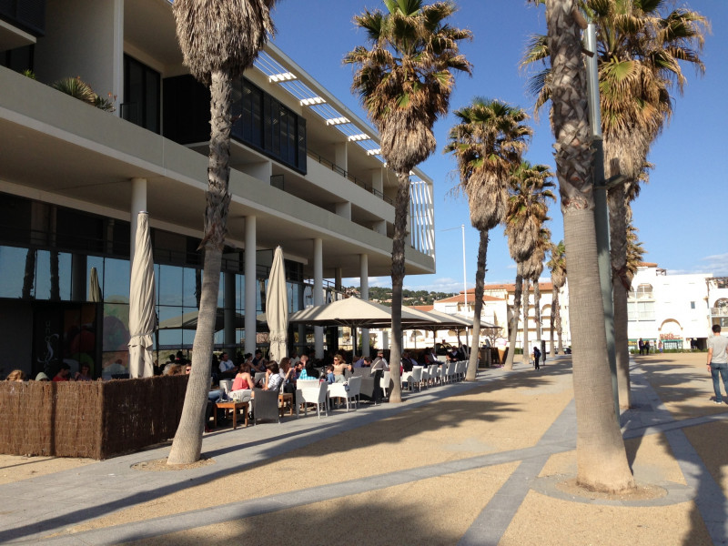 Se prélasser autour d'une collation, après la plage. A 190 m de l'appartement