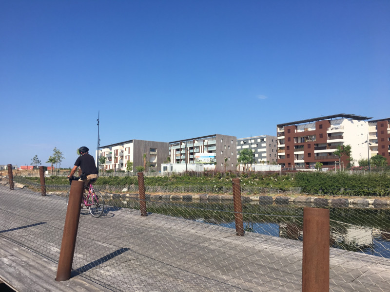 piste cyclable à 200 m , Voie Verte, en enrobé lisse
Cette voie fait suite à la piste cyclable qui longe la Corniche à Sète, elle démarre du Port des Quilles, longe les plages sur 12 km et aboutit à