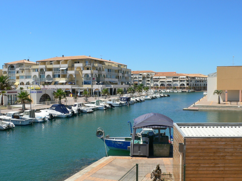 Port des Quilles et ses commodités (restaurant, brasserie, superette...) à 160 m de l'appartement