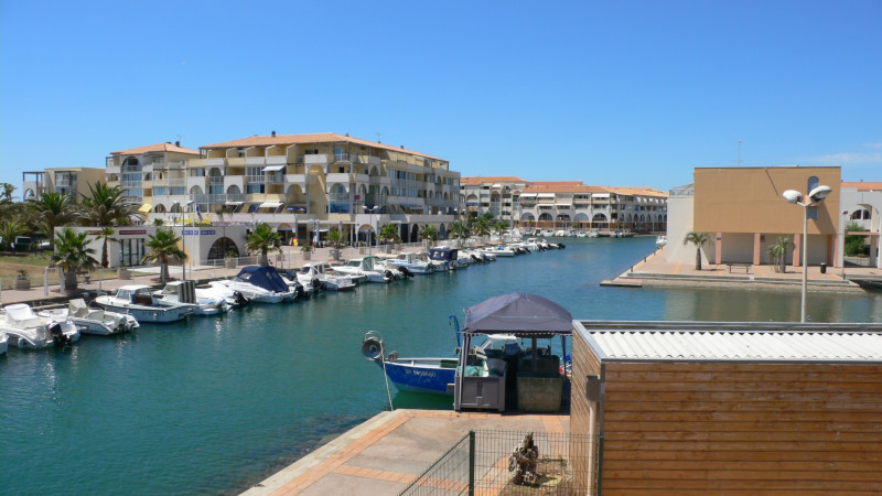 Port des Quilles et ses commodités (brasserie, commerce, boulangerie) à 850 m de l'appartement