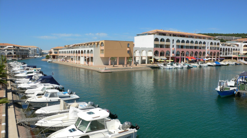 Port des Quilles et ses commodités (brasserie, boulangerie, commerce...) à 500 m de l'appartement