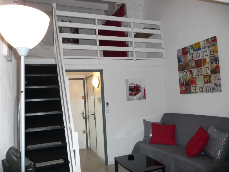 Séjour avec chambre en mezzanine