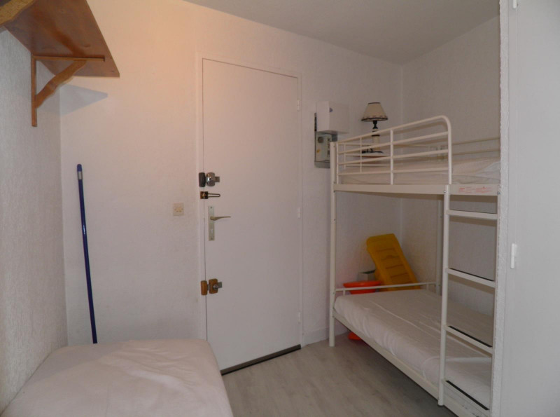Cabine à l'entrée avec lit superposé