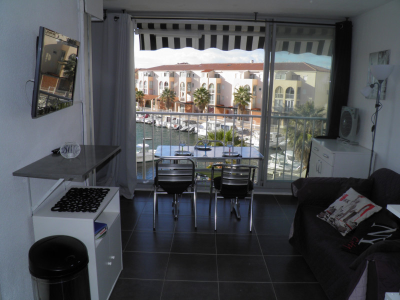 Belle vue qui surplombe l'appartement. Situé au dernier étage (avec ascenseur)