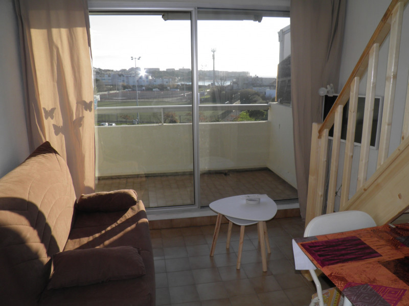 Séjour lumineux qui donne sur la terrasse