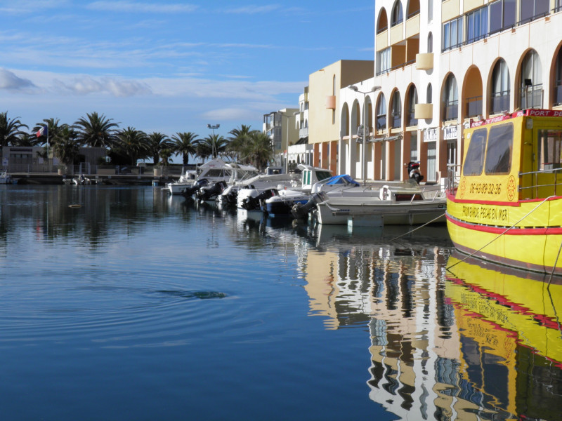 Port des Quilles et ses commodités, à 700 m de l'appartement Port des Quilles et ses commodités, à 700 m de l'appartement