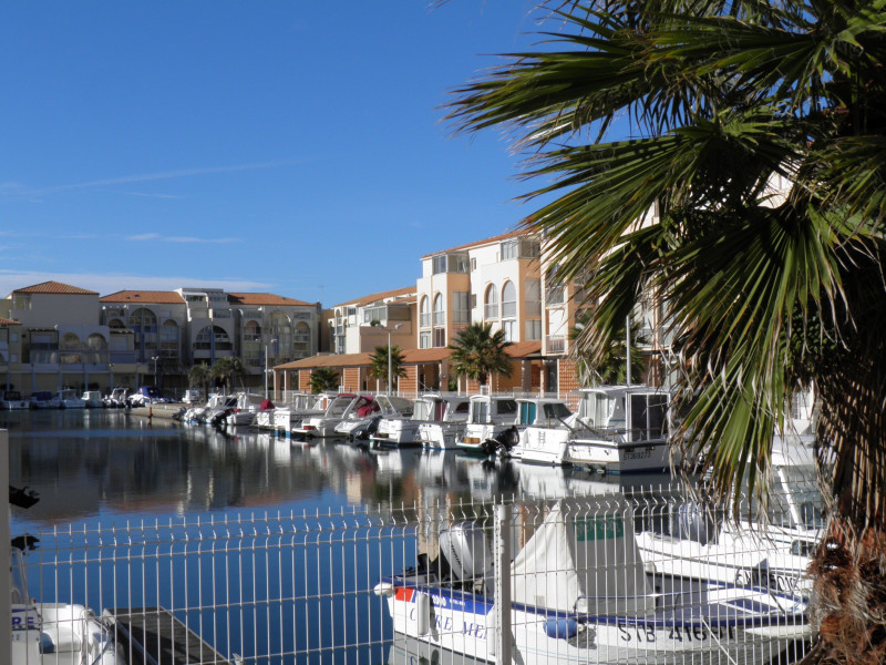 Port des Quilles et ses commodités, à 550 m de l'appartement