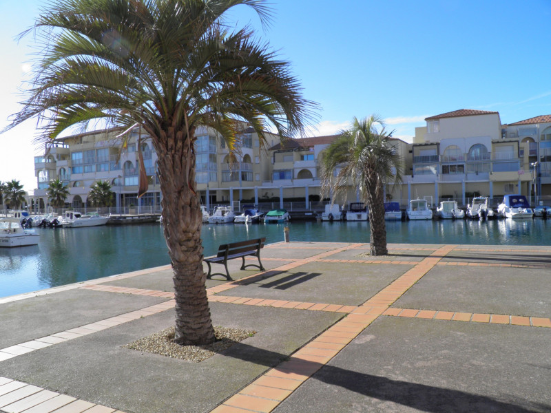Port des Quilles et ses commodités, à 300 m de l'appartement