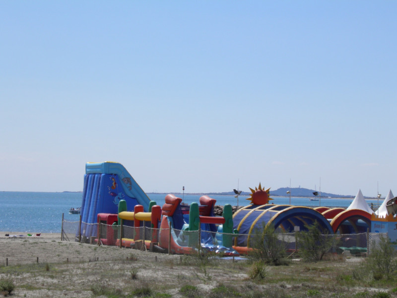 Jeux de plage pour enfants à 100 m de l'appartement, en saison estivale Jeux de plage pour enfants à 100 m de l'appartement, en saison estivale