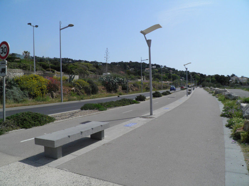 Promenade de la Corniche qui amène au centre-ville, à 1,5 km de l'appartement