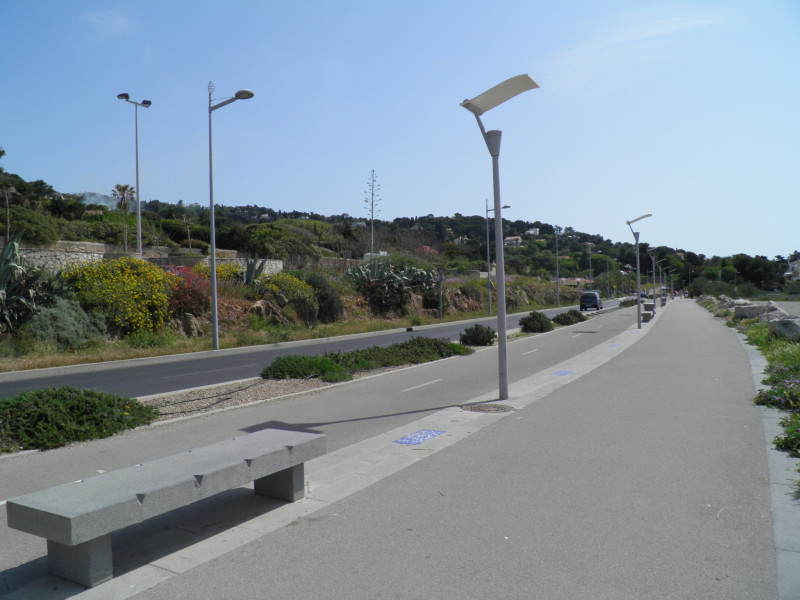 Promenade de la Corniche qui amène au centre-ville, le tout le long de la mer et crique. A 1 km de l'appartement Promenade de la Corniche qui amène au centre-ville, le tout le long de la mer et crique. A 1 km de l'appartement