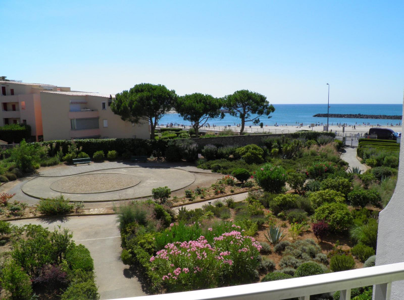 Vue mer et jardin fleuri