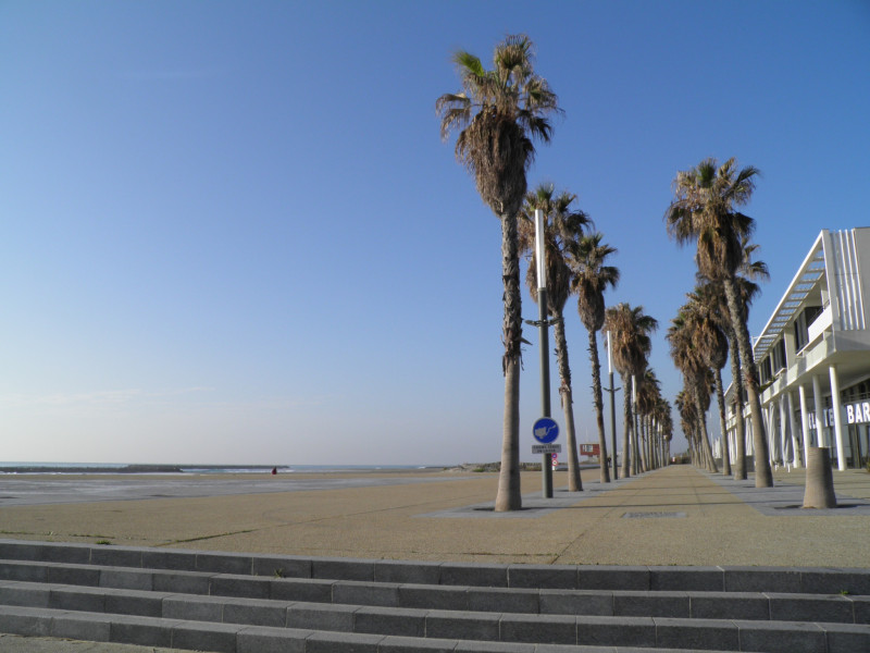 Longue promenade au bord de mer, possible à pieds, en vélo, et en roller