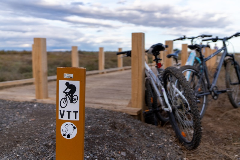 Une piste cyclable est disponible sur tous les pourtours du bassin de Thau de quoi faire de jolies balades !
